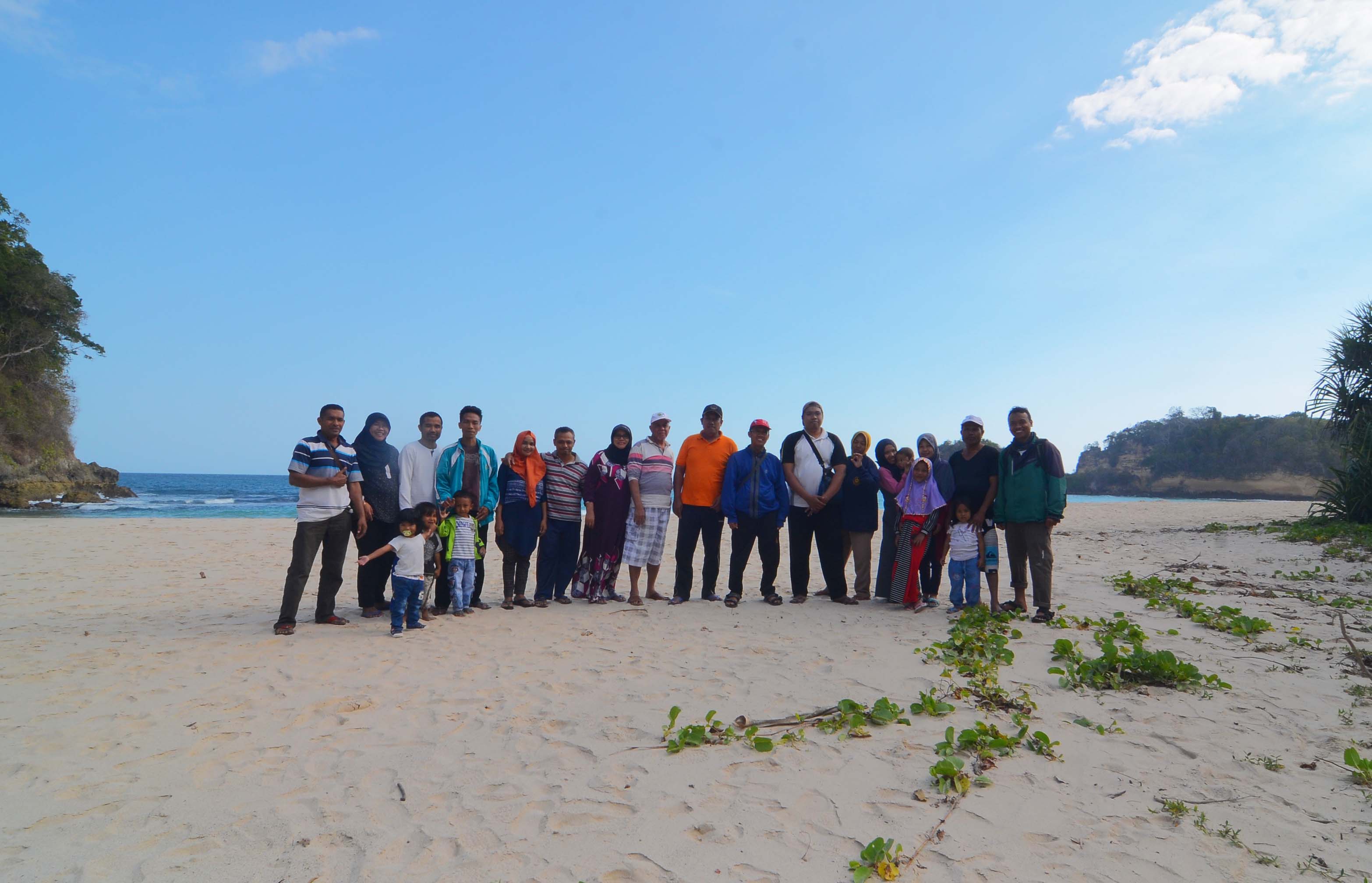 Family Gathering Pengadilan Agama Waikabubak di Pantai Lailiang